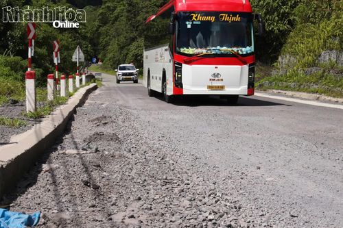Một vị trí nằm giáp ranh với tỉnh Lâm Đồng có nền đường xuống cấp. Đơn vị thi công đang khảo sát để khắc phục.
