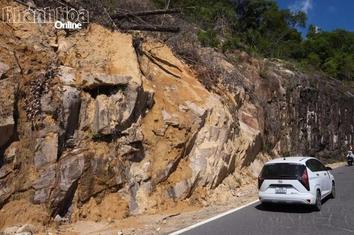 Trên tuyến Quốc lộ 27C có một số vị trí có khối đá nhô ra ngoài, không bảo đảm an toàn nếu mưa lớn kéo dài.