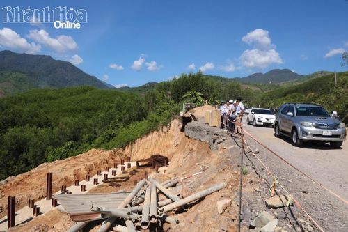 Một vị trí sạt lở nghiêm trọng trên Quốc lộ 27C đã được gia cố để lưu thông tạm.