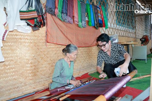 Thực hành kỹ thuật dệt thổ cẩm của đồng bào Chăm.