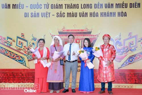 Lãnh đạo Sở Văn hóa, Thể thao và Du lịch tặng hoa tri ân những tập thể, cá nhân tham gia hoạt động.