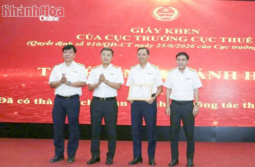 Thuế tỉnh nhận giấy khen của Cục Thuế.