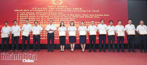 Ông Nguyễn Ngọc Tú - Trưởng Thuế tỉnh trao giấy khen của Cục Thuế cho các tập thể.