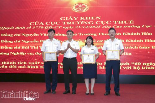 Đồng chí Lê Long trao giấy khen cho các cá nhân.