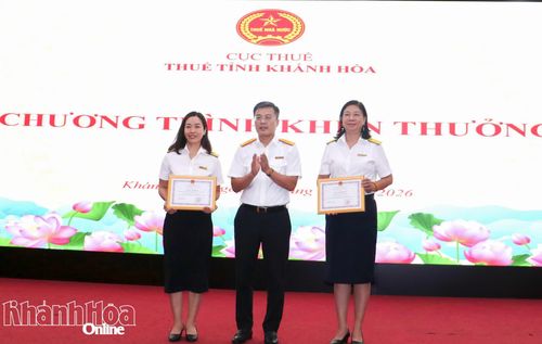 Lãnh đạo Cục Thuế trao giấy khen cho 2 tập thể.