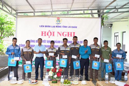 Ban Thường vụ LĐLĐ tỉnh trao 8 suất quà từ Quỹ xã hội công đoàn cho đoàn viên có hoàn cảnh khó khăn của 2 công đoàn cơ sở mới thành lập.