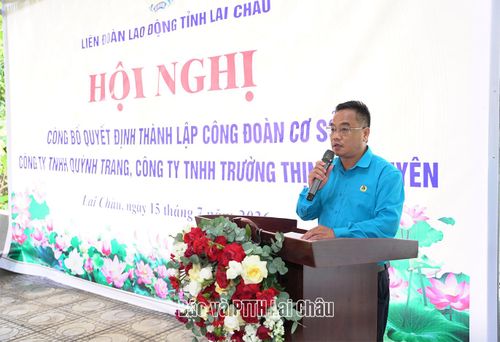 Đồng chí Lương Xuân Trường - Chủ tịch LĐLĐ tỉnh phát biểu tại hội nghị.