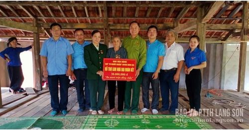 Lãnh đạo Hội Cựu thanh niên xung phong của huyện Bình Gia cũ trao kinh phí hỗ trợ xây dựng nhà đại đoàn kết cho hội viên hoàn cảnh khó khăn trên địa bàn (tháng 4/2025) (Ảnh: Hoàng Huấn)