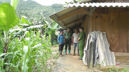 Công an xã Mù Cang Chải bám sát địa bàn để lắng nghe và giúp đỡ người sau cai nghiện.