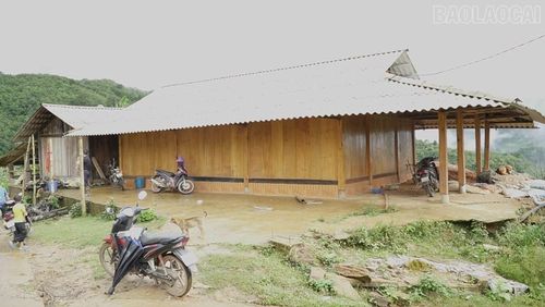 Sau khi được vay vốn để phát triển sản xuất, anh Lý A Vàng ở thôn Pú Nhu Háng Sung đã làm được ngôi nhà khang trang.