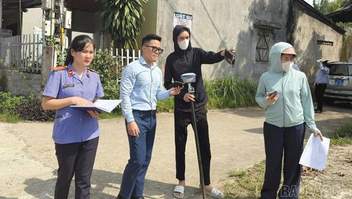 Kiểm sát viên cùng với các ngành chức năng tổ chức xem xét thực địa.