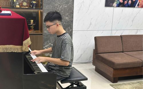 Anh Đức chăm chỉ trong những giờ luyện đàn tại nhà.