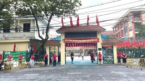 Ban An toàn giao thông nhà trường cùng Đội Cờ đỏ làm nhiệm vụ đảm bảo an toàn giao thông trong giờ cao điểm.