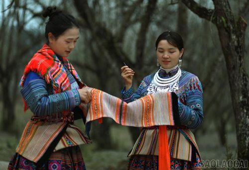 Thế hệ trẻ dân tộc Mông vùng cao Bắc Hà luôn đau đáu câu chuyện bảo tồn, gìn giữ văn hóa dân tộc mình trước nguy cơ mai một giữa cuộc sống hiện đại hôm nay. Chính vì thế, có rất nhiều bạn trẻ luôn trân trọng quảng bá giá trị văn hóa truyền thống, giữ nghề thủ công và phát triển đưa sản phẩm bản địa vươn xa thị trường trong nước và xuất khẩu sang ra quốc tế.