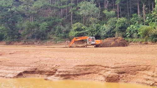 Máy xúc hoạt động tại khu vực lòng hồ Suối Vàng trước thời điểm cơ quan chức năng tiếp nhận phản ánh của người dân