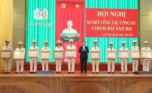 Chủ tịch UBND tỉnh Lâm Đồng Hồ Văn Mười trao Huân chương Bảo vệ Tổ quốc Hạng Ba cho các cá nhân có thành tích xuất sắc trong nhiều năm liền