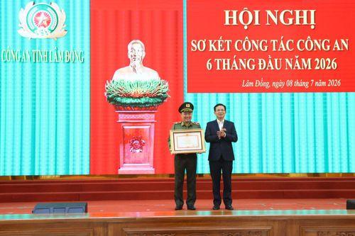 Chủ tịch UBND tỉnh Lâm Đồng Hồ Văn Mười trao Bằng khen của Thủ tướng Chính phủ cho Công an tỉnh Lâm Đồng