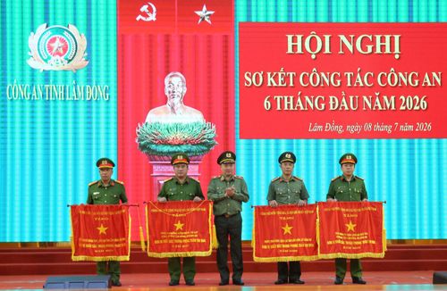 Thiếu tướng Trương Minh Đương, Giám đốc Công an tỉnh Lâm Đồng trao Cờ thi đua của Chính phủ cho các tập thể có thành tích xuất sắc