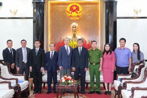 Lãnh đạo tỉnh Lâm Đồng và đoàn Lãnh sự quán Nhật Bản tại TP Hồ Chí Minh chụp ảnh lưu niệm