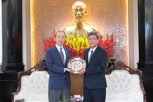 Tổng Lãnh sự Nhật Bản Ono Masuo tặng quà lưu niệm đến lãnh đạo tỉnh Lâm Đồng