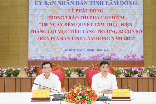 Các đồng chí: Y Thanh Hà Niê Kđăm, Ủy viên Ban Chấp hành Trung ương Đảng, Bí thư Tỉnh ủy, Trưởng Đoàn ĐBQH tỉnh; Hồ Văn Mười, Ủy viên Ban Chấp hành Trung ương Đảng, Phó Bí thư Tỉnh ủy, Chủ tịch UBND tỉnh đồng chủ trì lễ phát động phong trào thi đua cao điểm “180 ngày đêm quyết tâm thực hiện thắng lợi mục tiêu tăng trưởng "2 con số””
