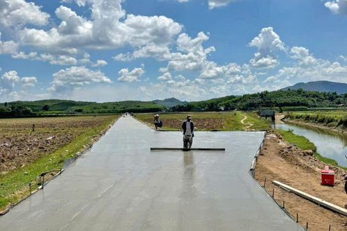 Thi công tuyến giao thông nội đồng Đồng Me đi Phú Thuận (Ảnh minh họa)
