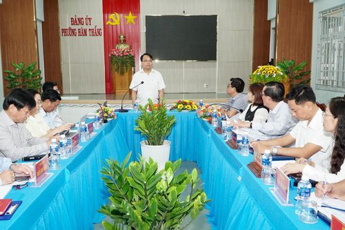 Đồng chí Đặng Hồng Sỹ, Phó Bí thư Thường trực Tỉnh ủy Lâm Đồng có buổi làm việc với phường Hàm Thắng