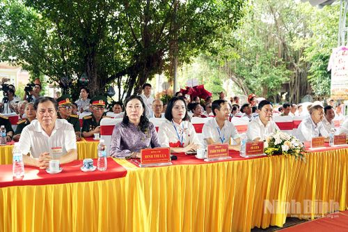 Đồng chí Đinh Thị Lụa, Phó Bí thư Tỉnh ủy, Chủ tịch Ủy ban MTTQ Việt Nam tỉnh và các đại biểu dự lễ khai hội.