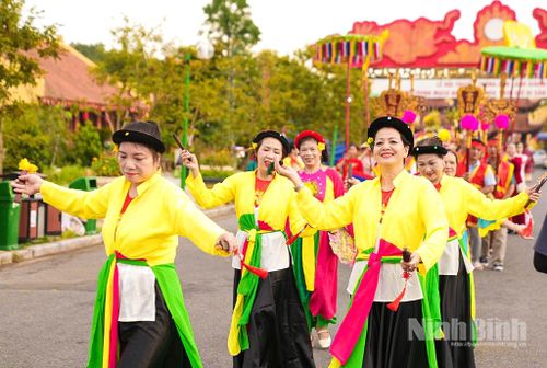 Độc đáo nghệ thuật múa Sênh tiền tại lễ hội Đền Lảnh Giang.