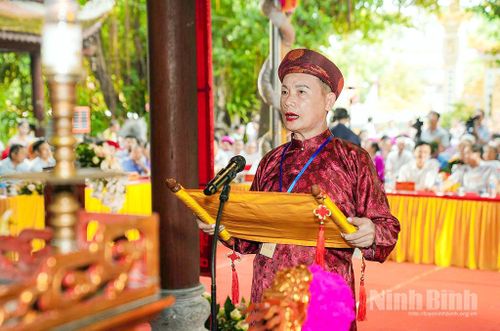 Nghệ nhân Nhân dân Phạm Hải Hậu, Thủ nhang Đền Lảnh Giang thực hiện nghi lễ cáo yết.