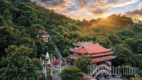 Chùa Vàng hiện lên với vẻ trang nghiêm nhưng không phô trương, tạo cảm giác vừa ấm cúng vừa linh thiêng.