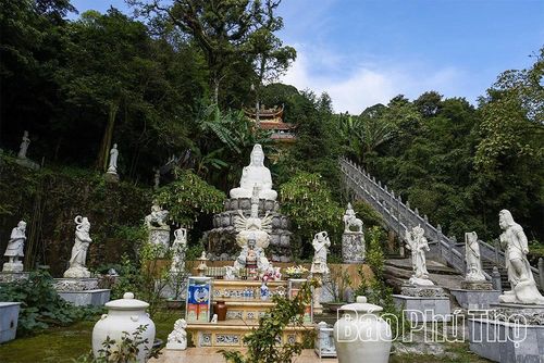 Rời đền Mẫu, men theo con đường đá, du khách sẽ đến với chùa Vàng - một điểm đến tâm linh mang vẻ đẹp độc đáo trong quần thể di tích.