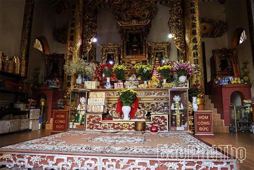 Theo truyền thuyết dân gian, Bà là con gái của Ngọc Hoàng, được giao cai quản núi rừng, che chở cho muôn loài và phù hộ con người có cuộc sống ấm no. 