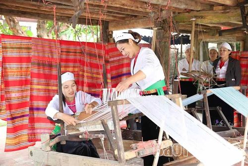 Ở Xuân Đài hiện có hàng trăm phụ nữ được truyền nghề, thành thạo dệt thổ cẩm.