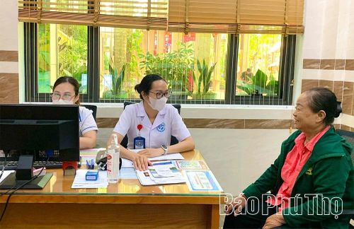 Trung tâm Y tế khu vực Thanh Thủy khám, tư vấn thuốc đúng, liều lượng chuẩn xác nhằm giảm chi phí cho bệnh nhân.
