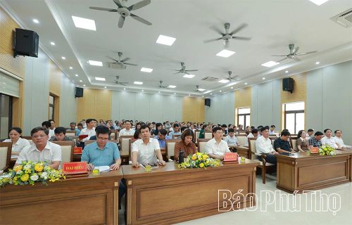 Các đại biểu và cử tri dự hội nghị.