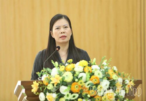 Giám đốc Sở Tài chính Vương Thị Bẩy tiếp thu, giải trình một số kiến nghị của cử tri.