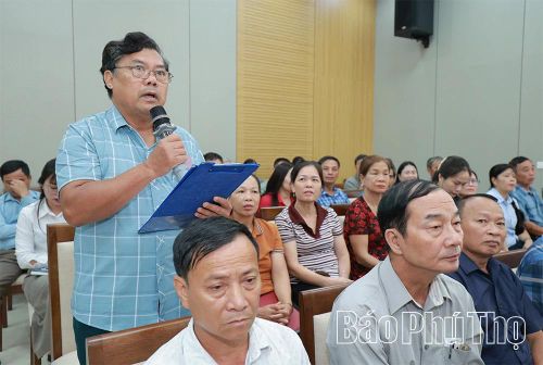 Cử tri phường Nông Trang đóng góp ý kiến về lĩnh vực quản lý đất đai.