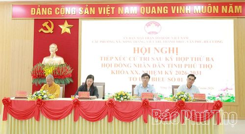 Các thành viên Tổ đại biểu số 1 tại buổi tiếp xúc cử tri.