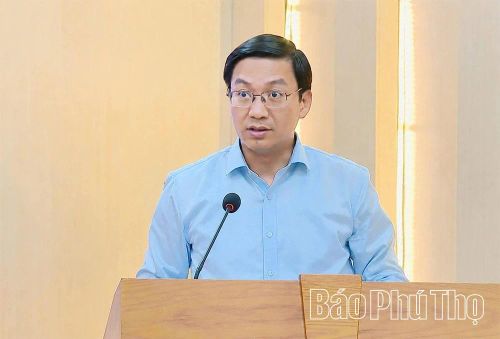 Đồng chí Nguyễn Xuân Quang - Tỉnh ủy viên, Giám đốc Sở Xây dựng phát biểu tại hội nghị.
