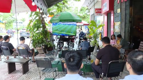 Nhiều quán cà phê trở thành điểm hẹn của người yêu bóng đá - Ảnh: L.T