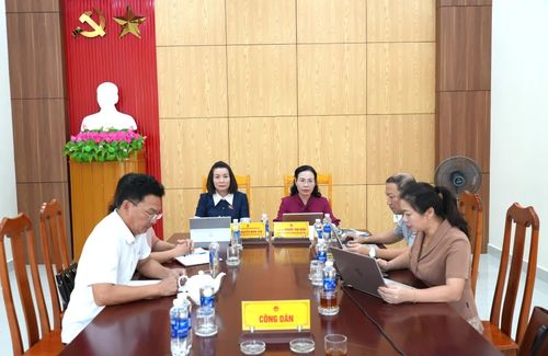 Đồng chí Phạm Thị Hân, Phó Chủ tịch Thường trực HĐND tỉnh và đồng chí Nguyễn Minh Tâm, Phó trưởng đoàn chuyên trách Đoàn đại biểu Quốc hội tỉnh chủ trì phiên tiếp công dân - Ảnh: T.Đ