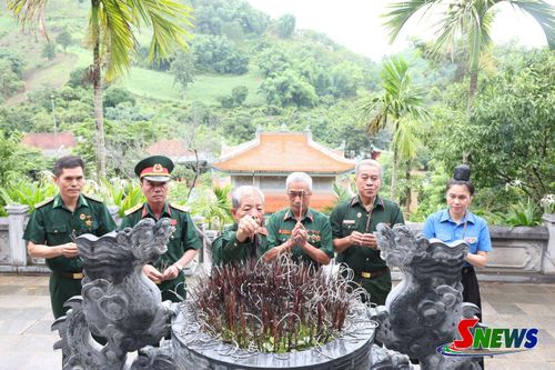Các cựu chiến binh dâng hương tại Khu tưởng niệm tâm linh thuộc Di tích lịch sử Ngã ba Cò Nòi.