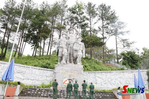 Tượng Đài liệt sĩ Thanh niên xung phong Ngã ba Cò Nòi, xã Mai Sơn.