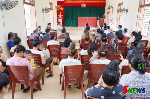 Bản Sai Chiên họp, thống nhất ý kiến trong phát triển sản xuất.