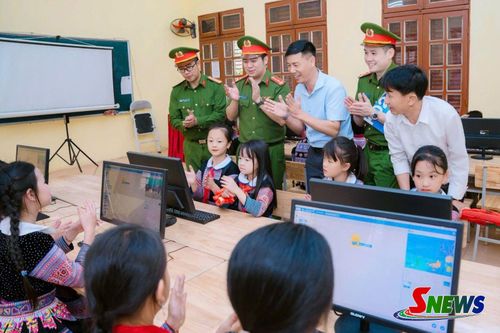 Chi đoàn Công an xã Vân Hồ phối hợp với Ban Công tác thanh niên Bộ Tư lệnh Cảnh sát cơ động - Bộ Công an trao tặng phòng máy tính cho các em học sinh tại điểm trường cấp 1 Chiềng Yên và điểm trường cấp 1 Lóng Luông.