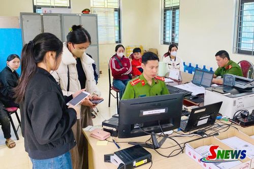Công an xã Vân Hồ cấp căn cước và định danh điện tử cho công dân.