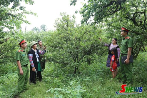 Công an xã Vân Hồ tuyên truyền, động viên nhân dân phát triển kinh tế.