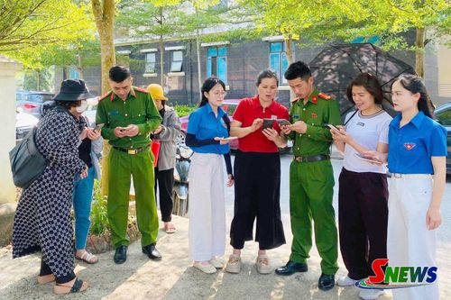 Công an xã Vân Hồ và Đoàn Thanh niên xã tuyên truyền, hướng dẫn kích hoạt định danh điện tử cho người dân.