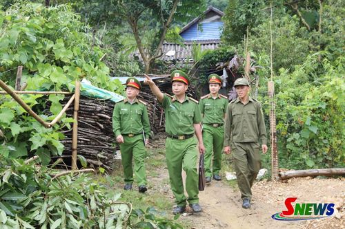 Cán bộ, chiến sĩ Công an xã Vân Hồ và Tổ bảo vệ ANTT bản Bó Nhàng 2 tuần tra, nắm tình hình địa bàn.